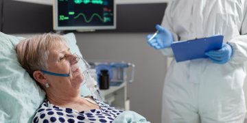 Estetoscópio e máscara cirúrgica ao lado de um termómetro, simbolizando prevenção da gripe H3N2 subtipo K