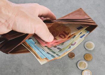 Filho a apoiar financeiramente mãe idosa, simbolizando o dever legal de assistência familiar em Portugal.