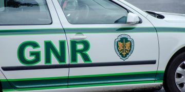 Carro da polícia a circular na autoestrada