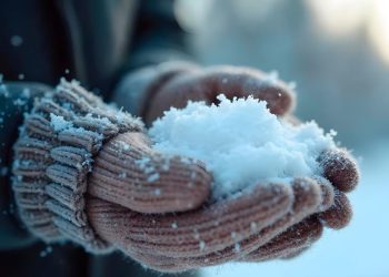 Neve cobre montanhas e estradas em Portugal no início do inverno