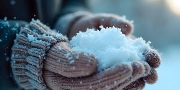 Neve cobre montanhas e estradas em Portugal no início do inverno