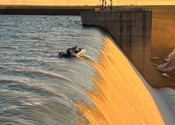 Lancha presa à beira de queda de 40 metros na barragem de Grootdraai