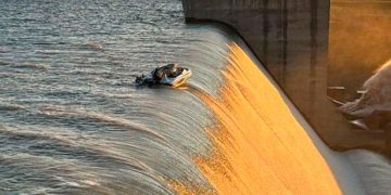 Lancha presa à beira de queda de 40 metros na barragem de Grootdraai