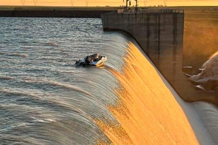 Lancha presa à beira de queda de 40 metros na barragem de Grootdraai