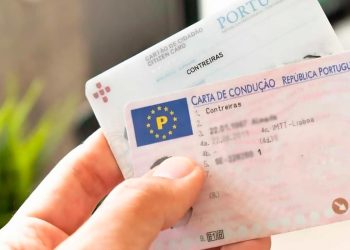 jovem a aprender a conduzir com familiar tutor ao volante durante aula prática