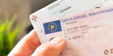 jovem a aprender a conduzir com familiar tutor ao volante durante aula prática