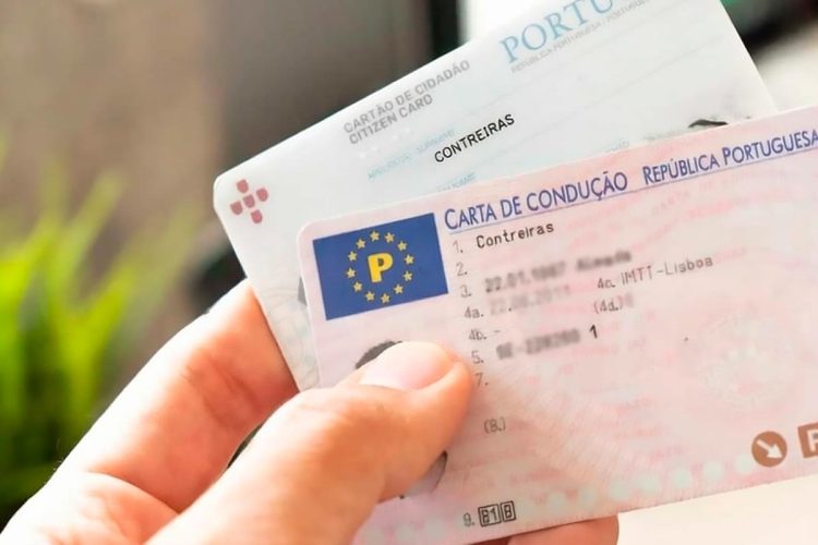 jovem a aprender a conduzir com familiar tutor ao volante durante aula prática