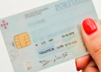 Cartão de Cidadão em carteira com selo de alerta sobre coimas e segurança de identidade