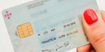 Cartão de Cidadão em carteira com selo de alerta sobre coimas e segurança de identidade