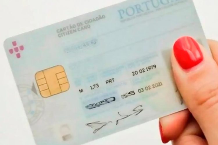 Cartão de Cidadão em carteira com selo de alerta sobre coimas e segurança de identidade