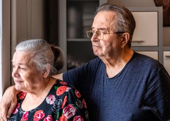 Idoso em casa confortável após obras apoiadas pela Segurança Social