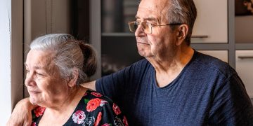 Idoso em casa confortável após obras apoiadas pela Segurança Social