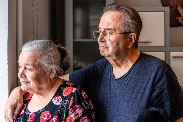 Idoso em casa confortável após obras apoiadas pela Segurança Social