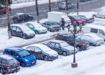 Nevão intenso a cobrir estrada em distrito do Norte de Portugal com carros parados e neve acumulada