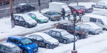 Nevão intenso a cobrir estrada em distrito do Norte de Portugal com carros parados e neve acumulada