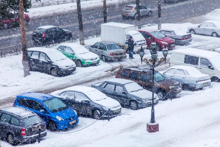 Nevão intenso a cobrir estrada em distrito do Norte de Portugal com carros parados e neve acumulada