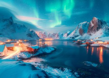 Vista aérea da Gronelândia coberta de gelo com base militar e paisagem ártica