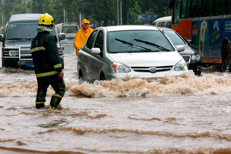 Nuvens negras e chuva intensa sobre cidade portuguesa após tempestade com ruas alagadas