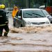 Nuvens negras e chuva intensa sobre cidade portuguesa após tempestade com ruas alagadas