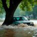 Nuvens escuras, chuva intensa e ondas gigantes a bater na costa portuguesa durante tempestade de inverno