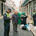 Contentores de lixo na rua com fiscalização policial municipal em zona urbana de Famalicão