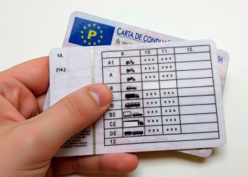 Carta de condução portuguesa com alerta de renovação