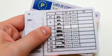 Carta de condução portuguesa com alerta de renovação