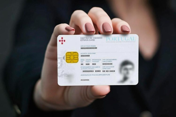 O cartão de cidadão vai substituir os passes e bilhetes nos transportes públicos Cartão de Cidadão usado como passe de transportes públicos