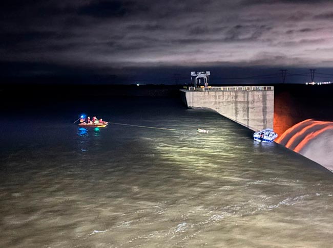 Lancha suspensa sobre queda de 40 metros mobiliza resgate extremo - Standerton Chronicle / Facebook