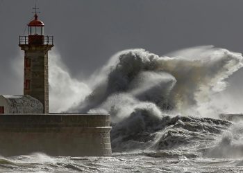 Mar revolto coloca Portugal sob alerta máximo: 10 distritos em aviso laranja, ondas gigantes ameaçam costa e já há vítimas mortais Mar revolto coloca Portugal sob alerta máximo: 10 distritos em aviso laranja, ondas gigantes ameaçam costa e já há vítimas mortais