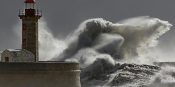 Mar revolto coloca Portugal sob alerta máximo: 10 distritos em aviso laranja, ondas gigantes ameaçam costa e já há vítimas mortais