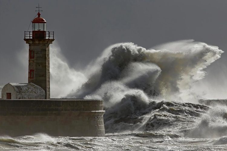 Mar revolto coloca Portugal sob alerta máximo: 10 distritos em aviso laranja, ondas gigantes ameaçam costa e já há vítimas mortais