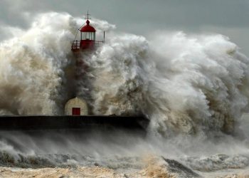 Depressão Leonardo ameaça Portugal: chuva torrencial, ventos até 110 km/h, ondas gigantes e neve colocam país bob alerta máximo