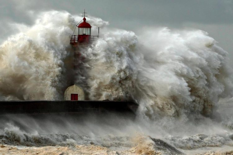 Depressão Leonardo ameaça Portugal: chuva torrencial, ventos até 110 km/h, ondas gigantes e neve colocam país bob alerta máximo