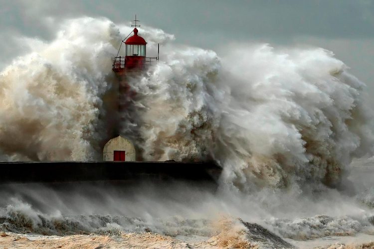 Tempestade Marta ameaça Portugal: rajadas destrutivas até 150 km/h e fenómeno raro “stingjet”