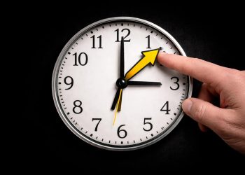 Mudança da hora pode acabar de vez - mas domingo ainda muda o relógio