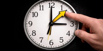 Mudança da hora pode acabar de vez - mas domingo ainda muda o relógio