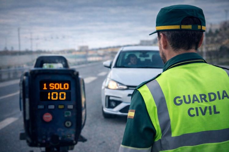 Atenção condutores: Espanha já multa quem vai sozinho no carro