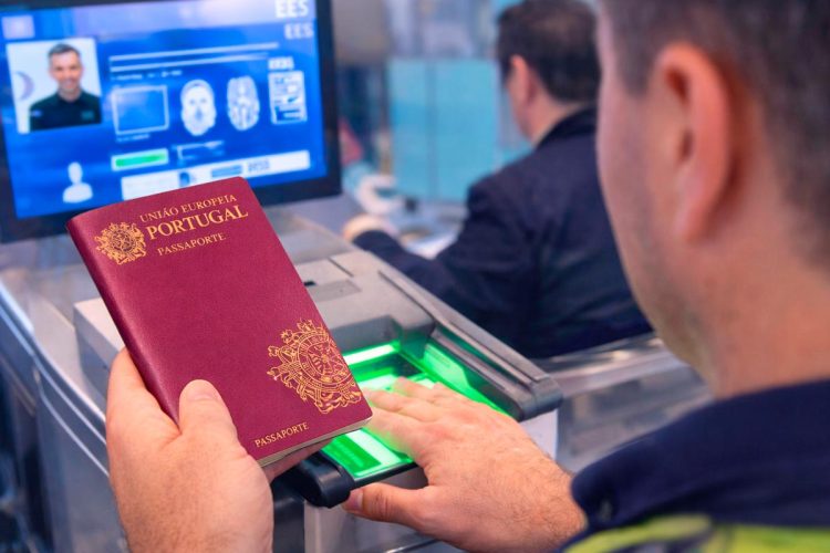 Europa muda regras nas fronteiras: novo sistema digital já está em vigor e vai afetar milhões de viajantes Europa muda regras nas fronteiras: novo sistema digital já está em vigor e vai afetar milhões de viajantes