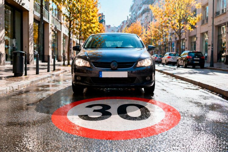 Limite de 30 Km/h nas cidades? Governo estuda medida que está a dividir Portugal