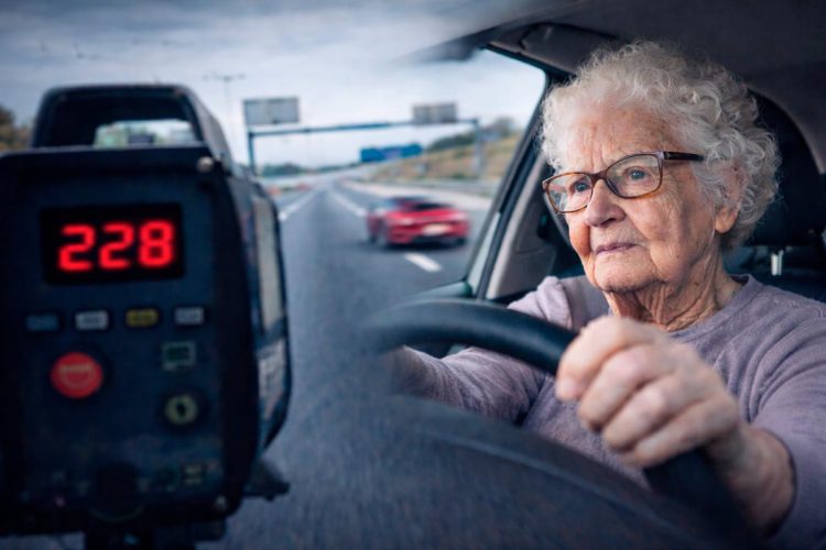 Mulher de 92 anos apanhada a 228 Km/h: caso surreal choca autoridades em França Mulher de 92 anos apanhada a 228 Km/h: caso surreal choca autoridades em França