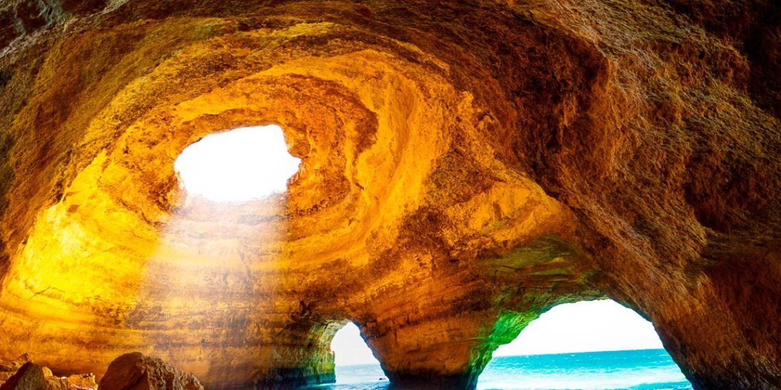 NCultura Notícias – Cultura, História, Viagens, Sociedade, Gastronomia Barco com 12 pessoas a bordo vira na Gruta de Benagil