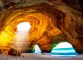 Barco com 12 pessoas a bordo vira na Gruta de Benagil