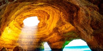 Barco com 12 pessoas a bordo vira na Gruta de Benagil