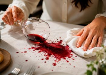 Como tirar nódoas de vinho tinto: 15 truques eficazes que salvam roupa, toalhas e tapetes