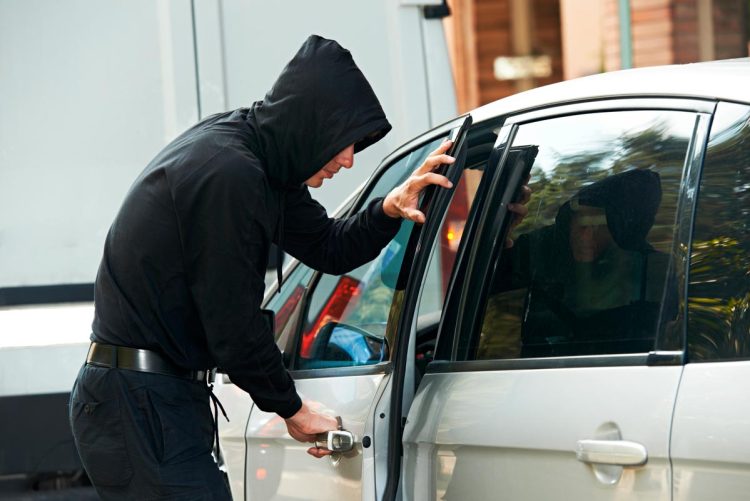 Polícia alerta para peça escondida no carro que está a ser roubada em minutos por conter metais preciosos Polícia alerta para peça escondida no carro que está a ser roubada em minutos por conter metais preciosos