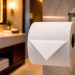 Porque é que os hotéis dobram o papel higiénico em forma de triângulo? O detalhe discreto que quase ninguém entende