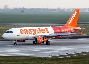 Telemóvel a carregar provoca pânico e obriga avião da EasyJet a aterrar de emergência