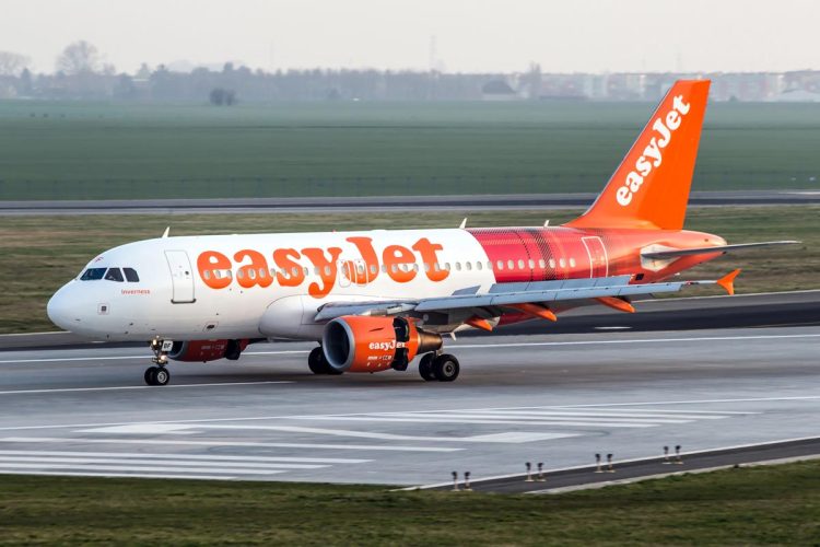 Telemóvel a carregar provoca pânico e obriga avião da EasyJet a aterrar de emergência