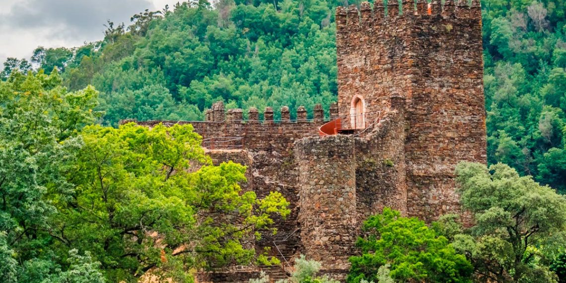 O castelo da Serra da Lousã onde a mulher de D. Afonso Henriques passava o verão